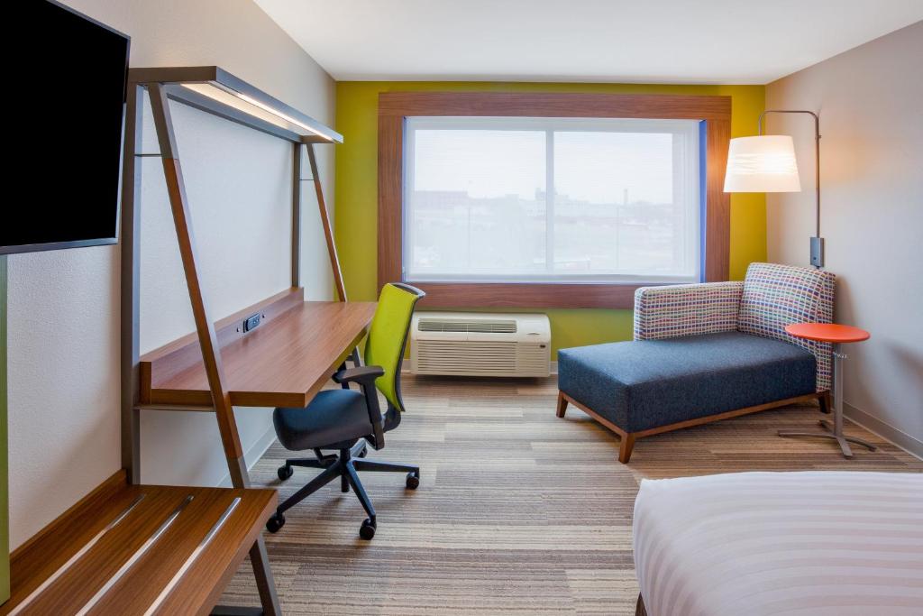 Holiday Inn Express and Suites Des Moines Downtown by IHG photo