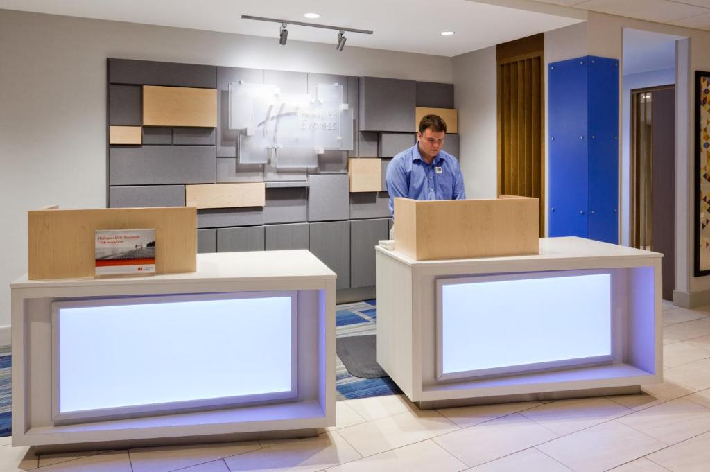 Holiday Inn Express and Suites Des Moines Downtown by IHG photo