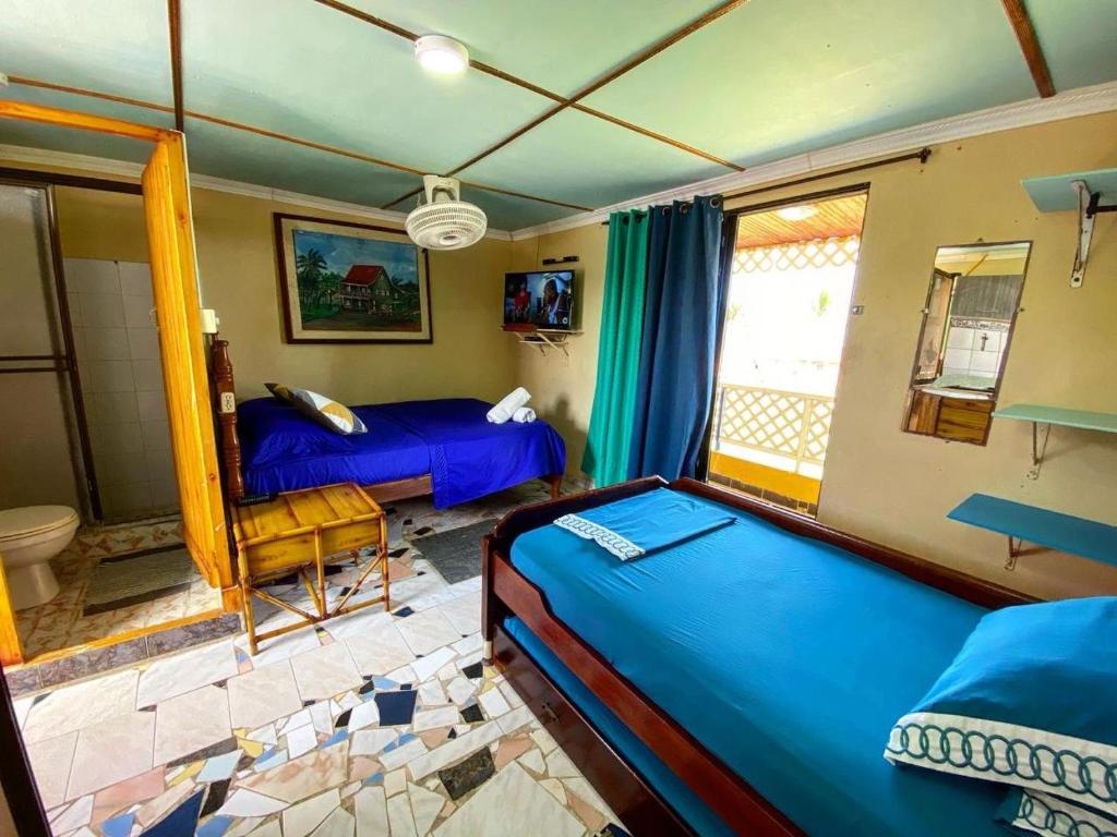 TV a/nebo společenská místnost v ubytování Yellow Moon Guesthouse & Apartments