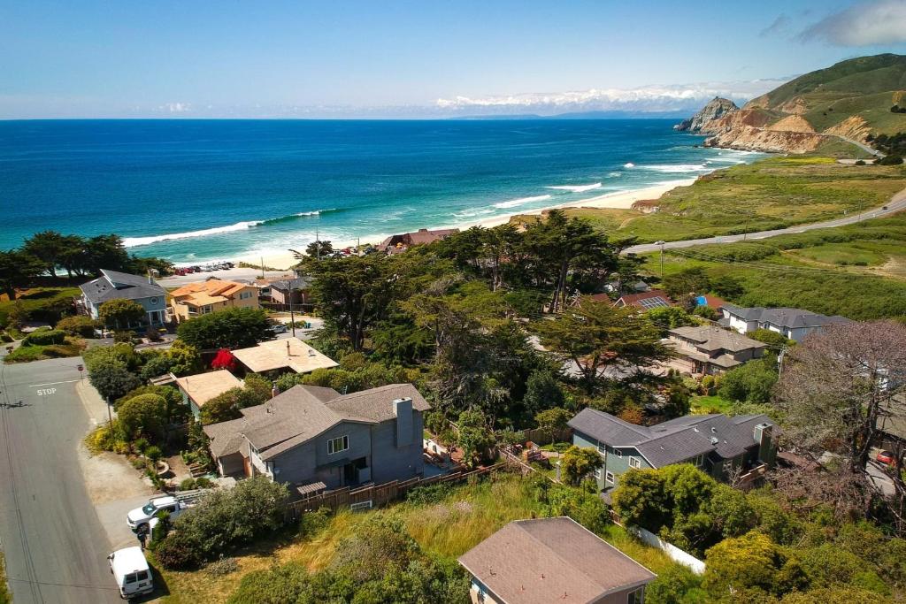 מבט מלמעלה על Stunning Oceanview Coastal Home Beach Trails Family Activities