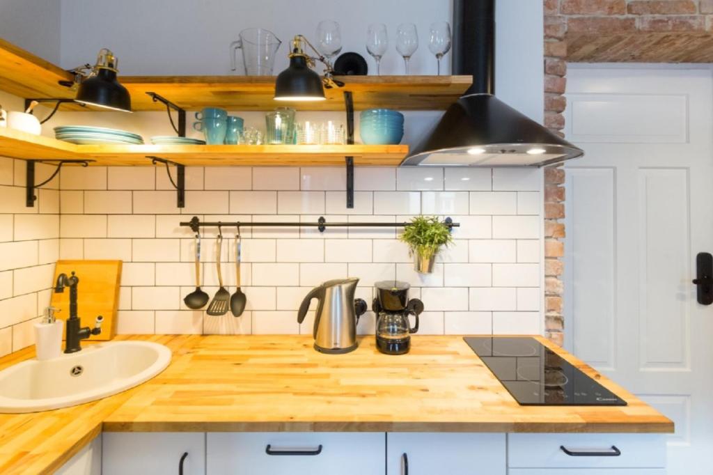 Kuchyňa alebo kuchynka v ubytovaní Discover Krakow Apartments - 3 Rakowicka St - Amazing Loft near Main Station - Netflix