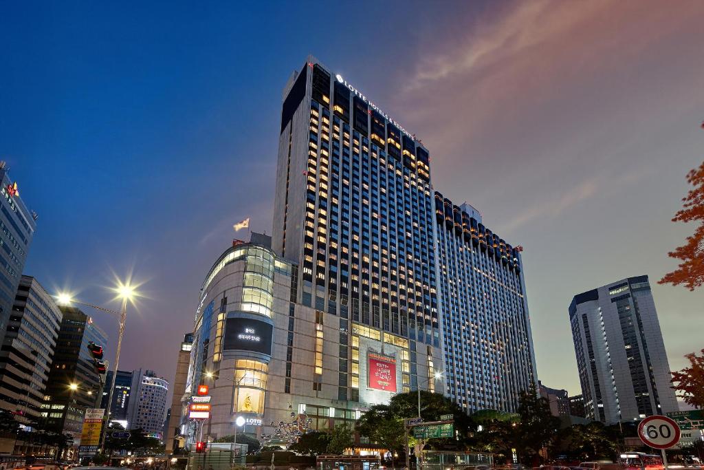 een hoog gebouw in een stad 's nachts bij Lotte Hotel Seoul in Seoul