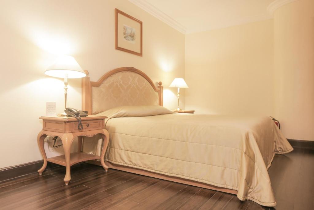 Postel nebo postele na pokoji v ubytování The Grand Dame Hotel