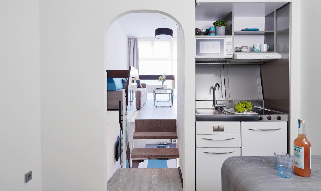 Kuchyň nebo kuchyňský kout v ubytování Living Hotel am Olympiapark