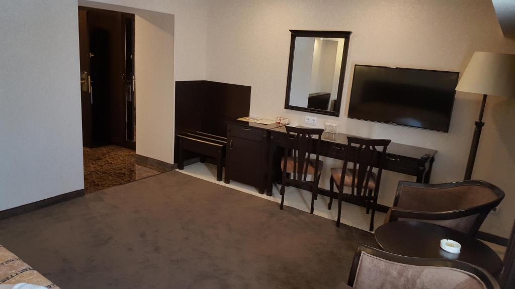 Grand Mir Hotel - Standard King Room