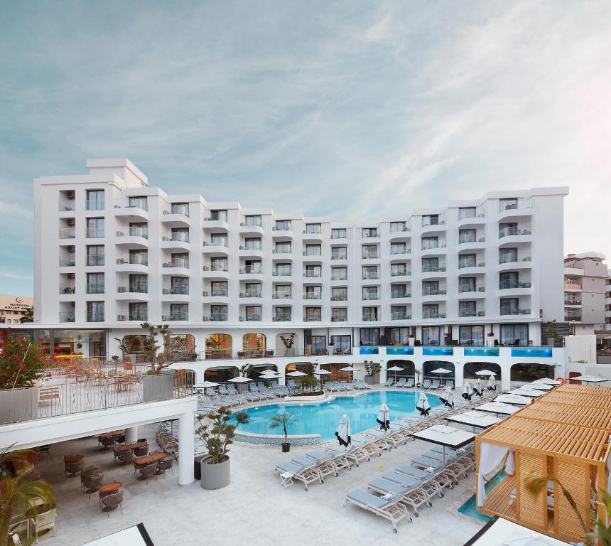 un gran hotel con piscina y tumbonas en Lalila Blue Suites, en Marmaris