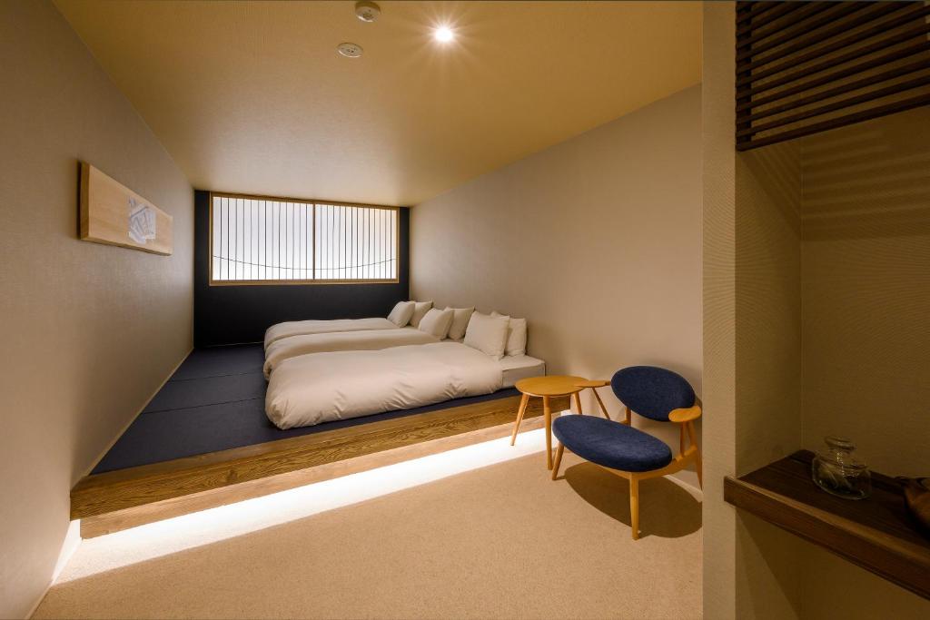 Postel nebo postele na pokoji v ubytování HOTEL WOOD TAKAYAMA