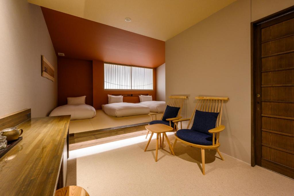 Postel nebo postele na pokoji v ubytování HOTEL WOOD TAKAYAMA