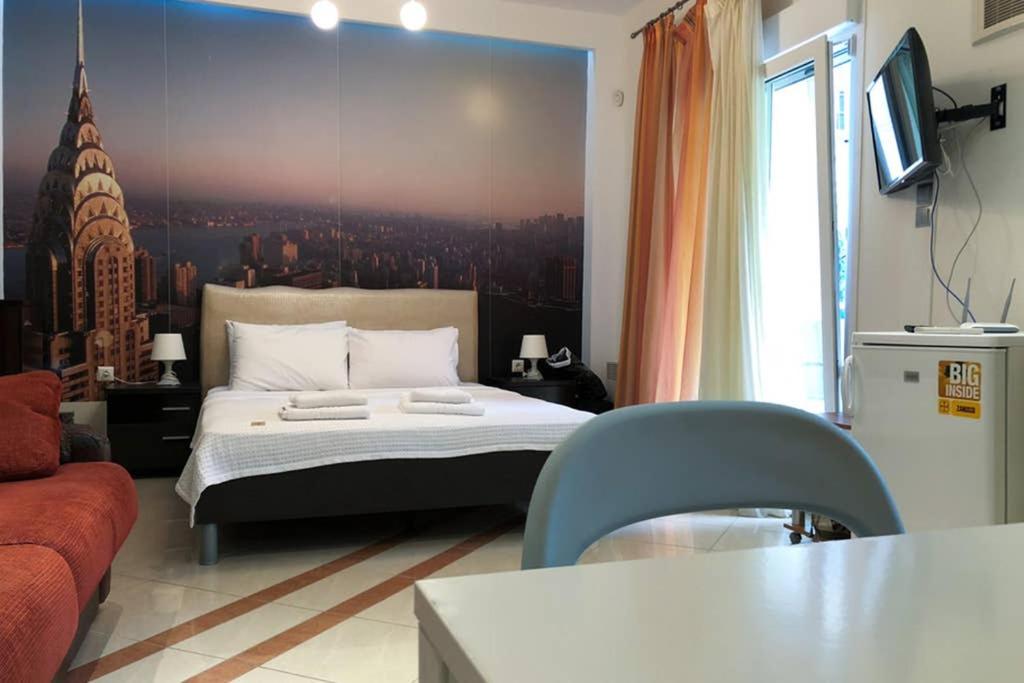 Ένα ή περισσότερα κρεβάτια σε δωμάτιο στο Cozy Studio Near the Beach