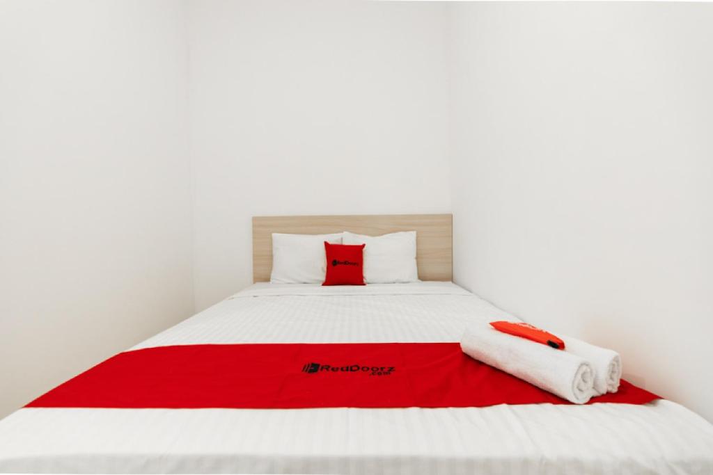 RedDoorz @ Graha Cemerlang Maros - Double Room