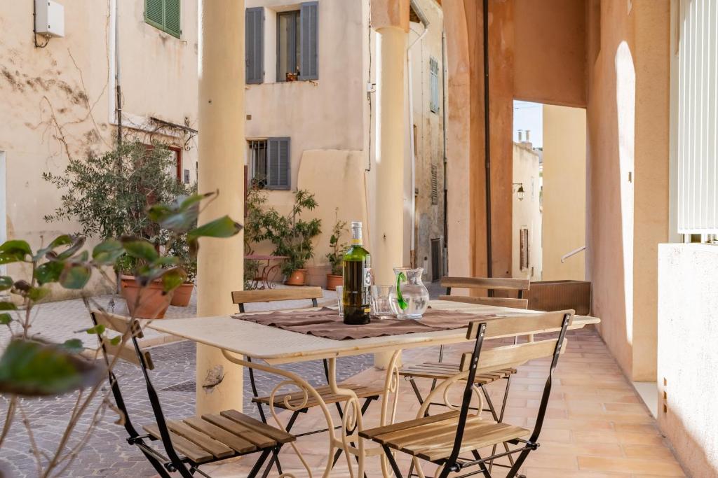 d'une table et de chaises sur une terrasse. dans l'établissement Le Saint Clair par Dodo-a-Cassis, à Cassis