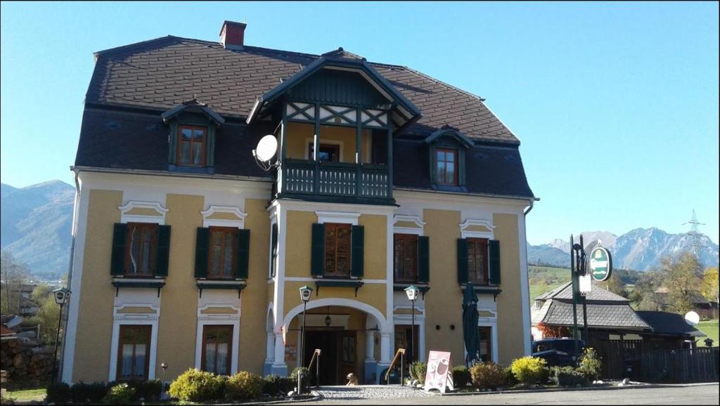 una grande casa con tetto nero di Gasthof Bad Edling a Trofaiach