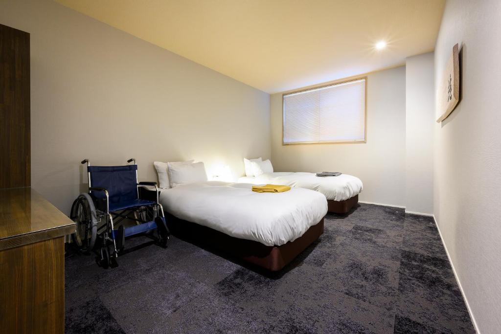 Postel nebo postele na pokoji v ubytování HOTEL WOOD TAKAYAMA