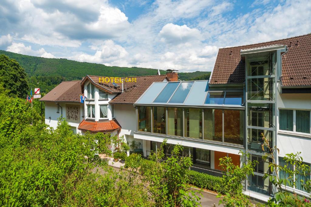un edificio con paneles solares en el techo en Vierburgeneck en Neckarsteinach