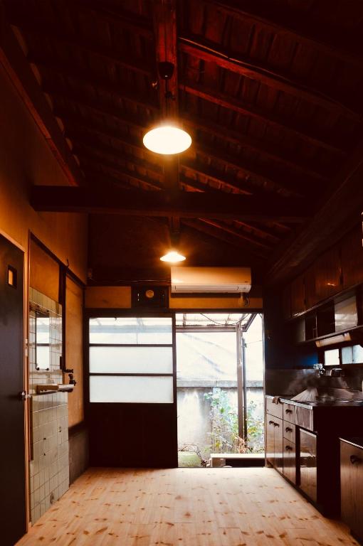 麦宿 伝 Guest House Brewにあるキッチンまたは簡易キッチン