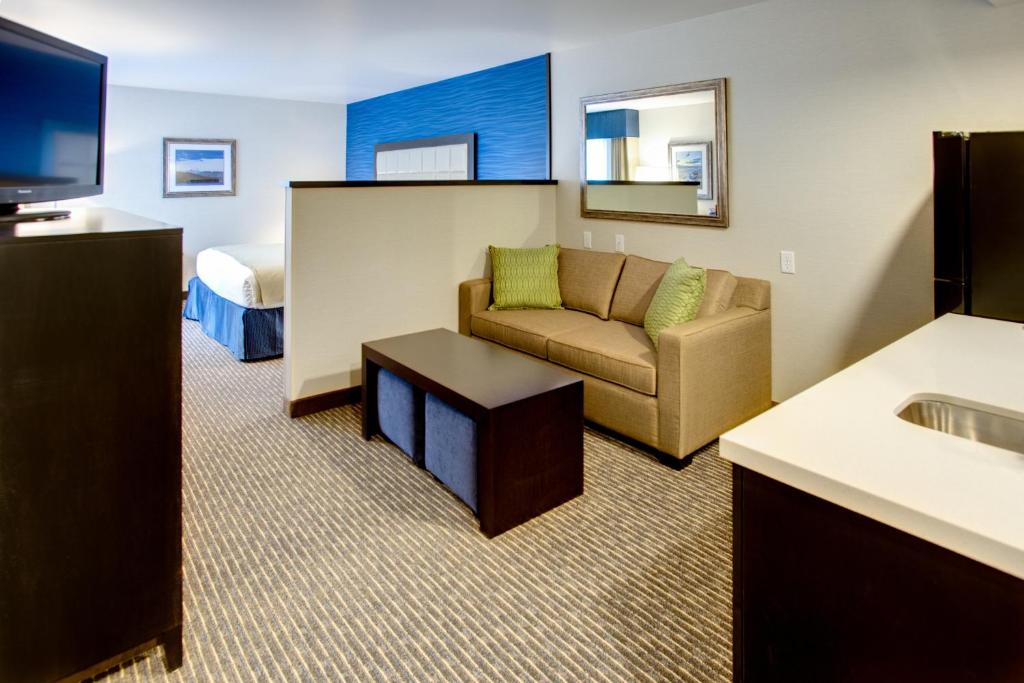 TV a/nebo společenská místnost v ubytování Holiday Inn Express Bellingham by IHG