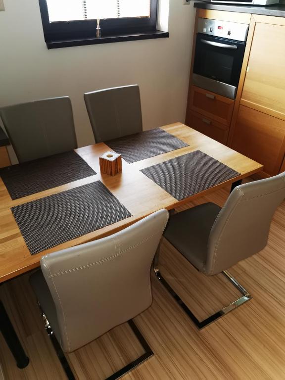 Televízia a/alebo spoločenská miestnosť v ubytovaní Pension Nest - Family Apartman