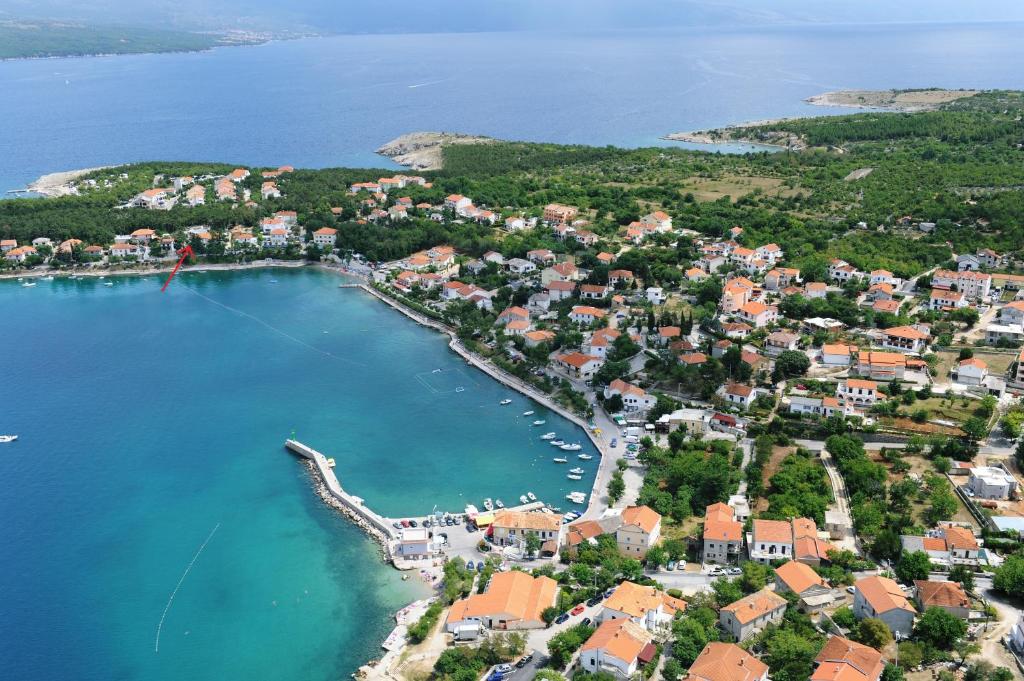 una vista aerea di una piccola isola in acqua di Apartment Devcic a Šilo