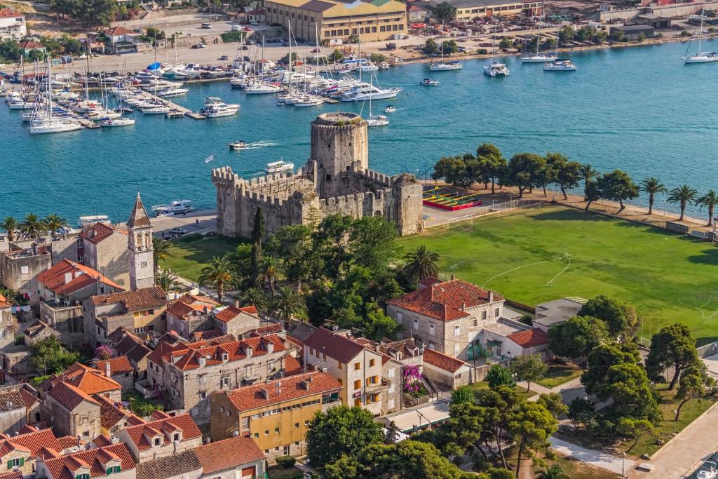 eine Luftansicht einer Stadt neben einem Wasserkörper in der Unterkunft Rooms Mirjana - Centre of Trogir in Trogir