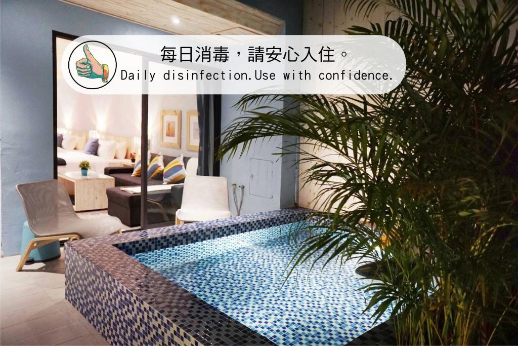 a house with a swimming pool in a living room at 湛藍海岸民宿 Azure--這個夏天有點藍--墾丁南灣沙灘-可包棟-國旅卡特約店 in Nanwan