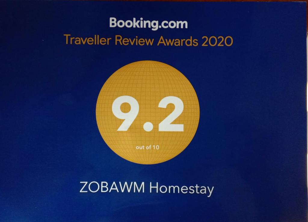um cartaz para um prémio de avaliação de viagens com um círculo amarelo em Standard room em Āīzawl
