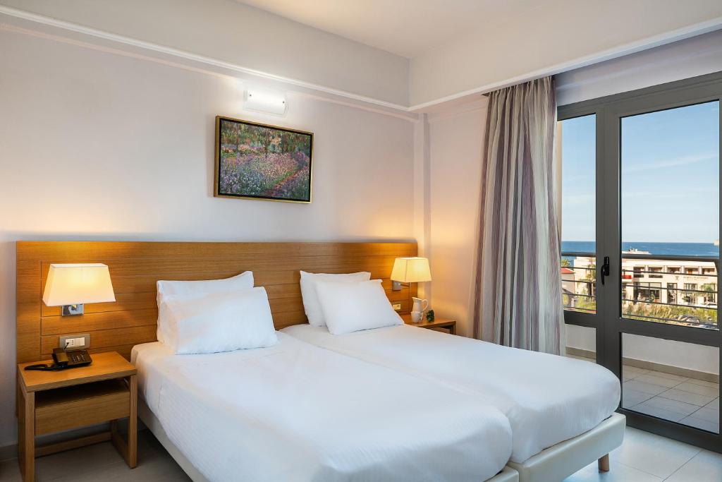 Postel nebo postele na pokoji v ubytování Porto Platanias Village Resort