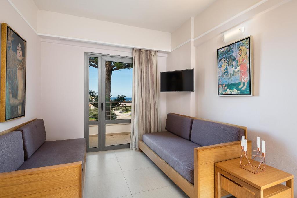 TV a/nebo společenská místnost v ubytování Porto Platanias Village Resort