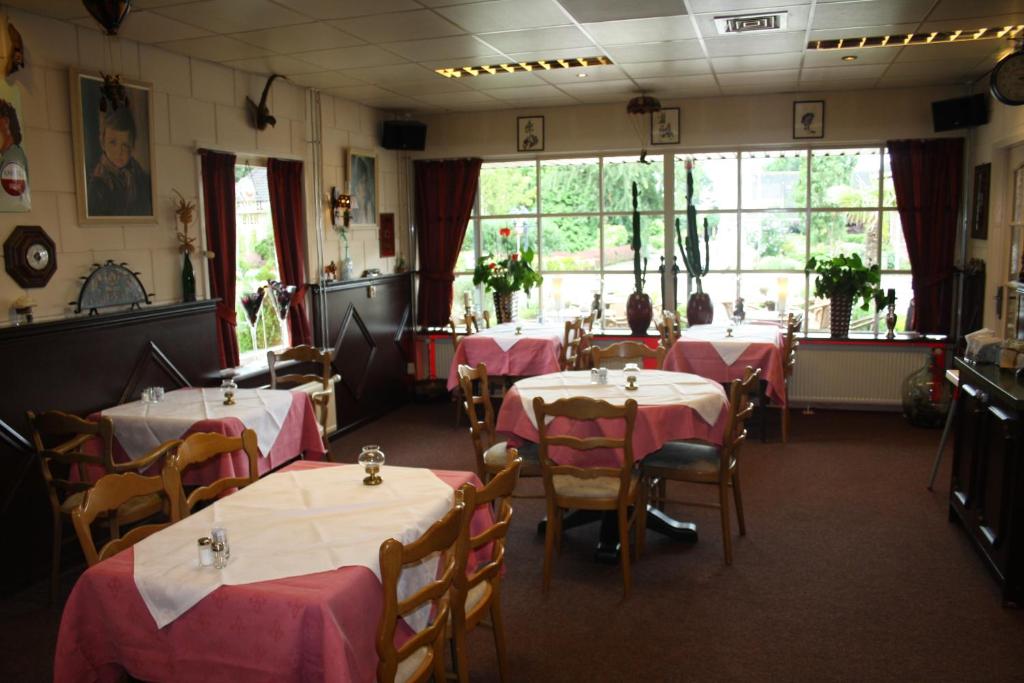 Restaurace v ubytování Hotel Café Restaurant Snackbar Beerzerveld