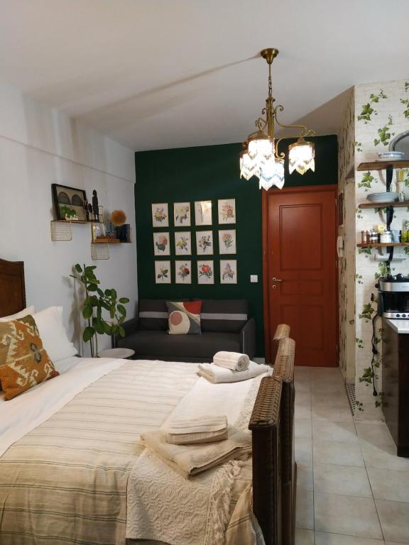 - une chambre avec un grand lit et un lustre dans l'établissement Studio 21, à Héraklion