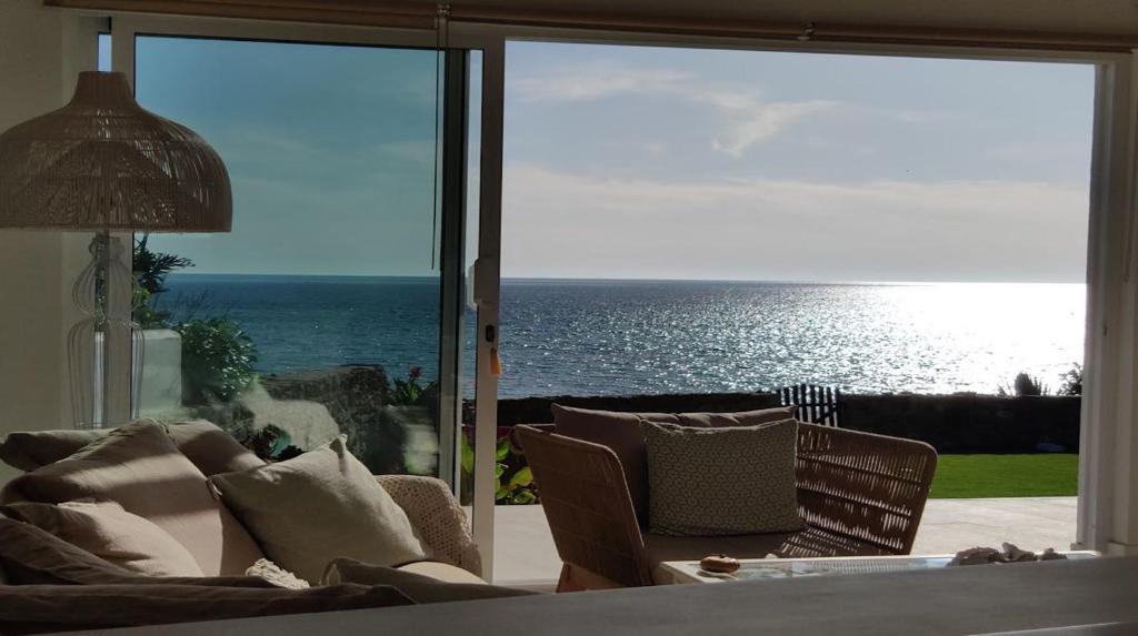 sala de estar con vistas al océano en Alma De Bolonia Casa con encanto en primera linea de playa Bolonia Cadiz, en Bolonia