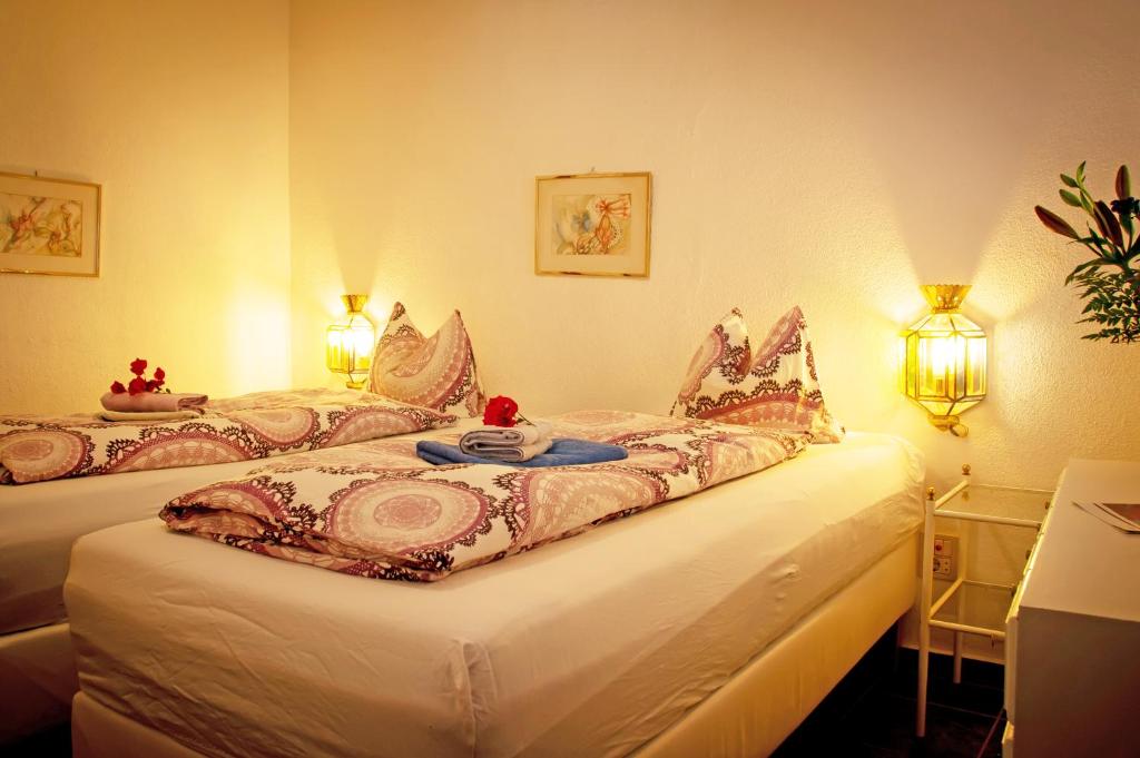 pokój hotelowy z 2 łóżkami i 2 światłami w obiekcie Apartamento Bella Vista w mieście Tabaiba