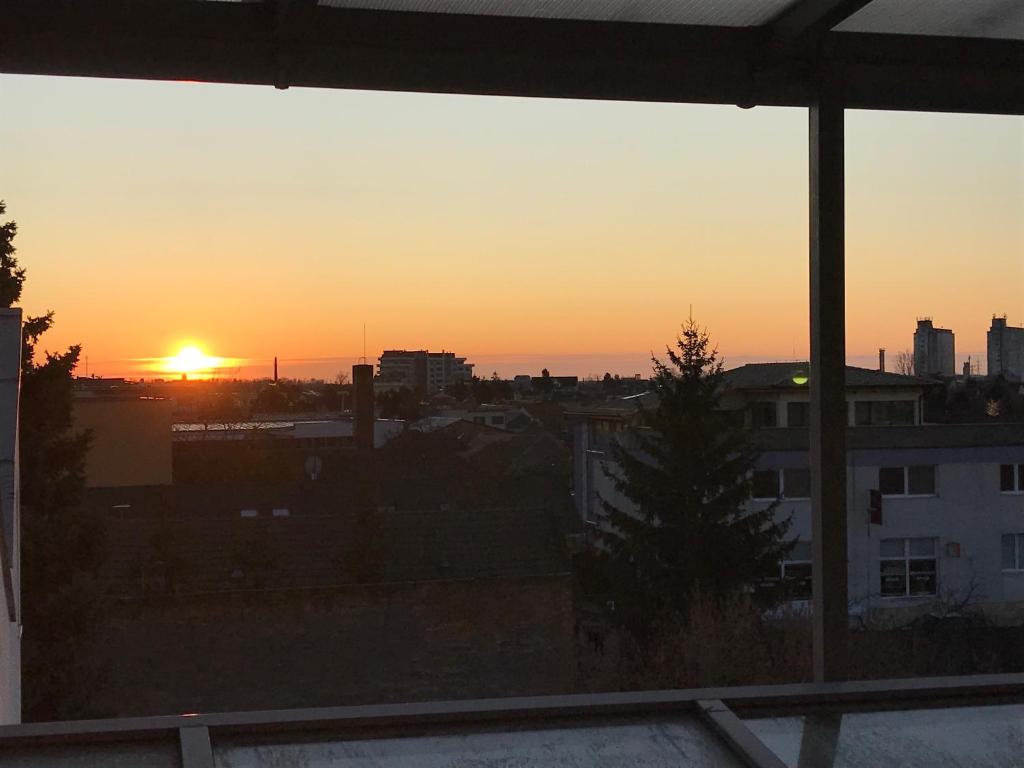 Východ nebo západ slunce při pohledu z hotelu nebo okolí