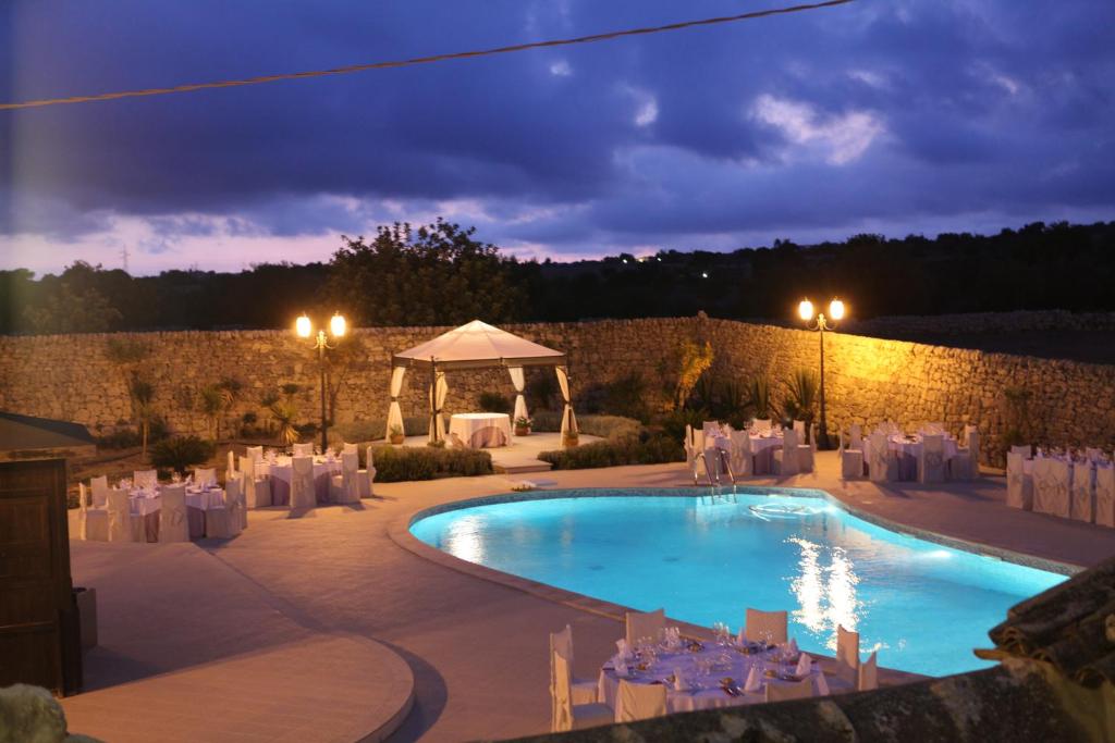 Bazén v ubytování Agriturismo Baglio Calanchi nebo v jeho okolí
