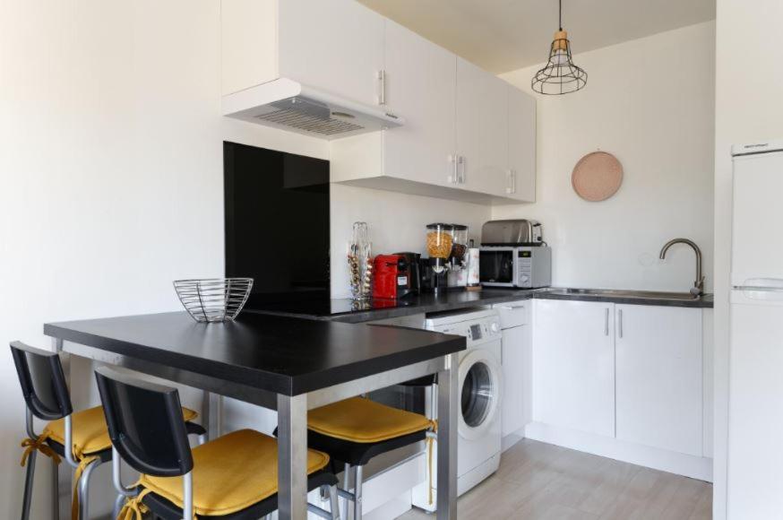 Appartement Cozy 10 15 Min Des Champs, Cardiff Microwave Round Table