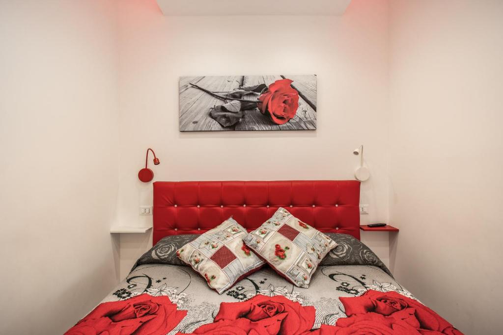 ソレントにあるCasa Lollaのベッドルーム1室(赤いヘッドボード付きのベッド1台付)