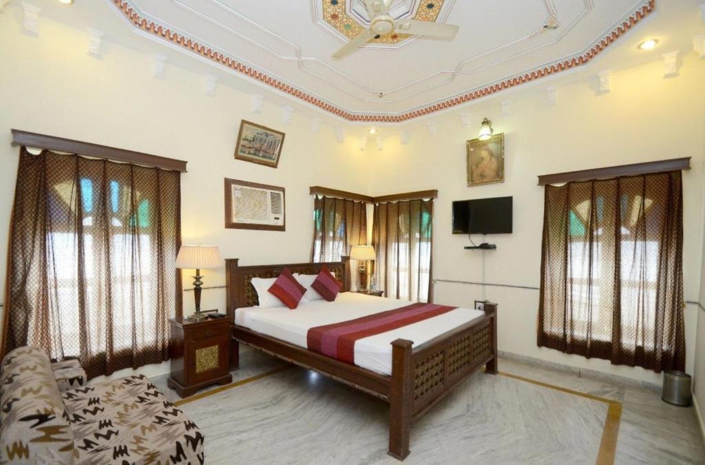Postel nebo postele na pokoji v ubytování Hotel Heritage Mandawa