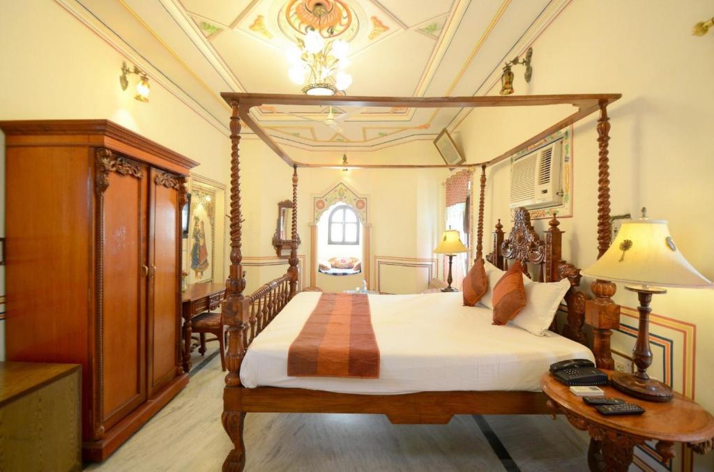 Postel nebo postele na pokoji v ubytování Hotel Heritage Mandawa