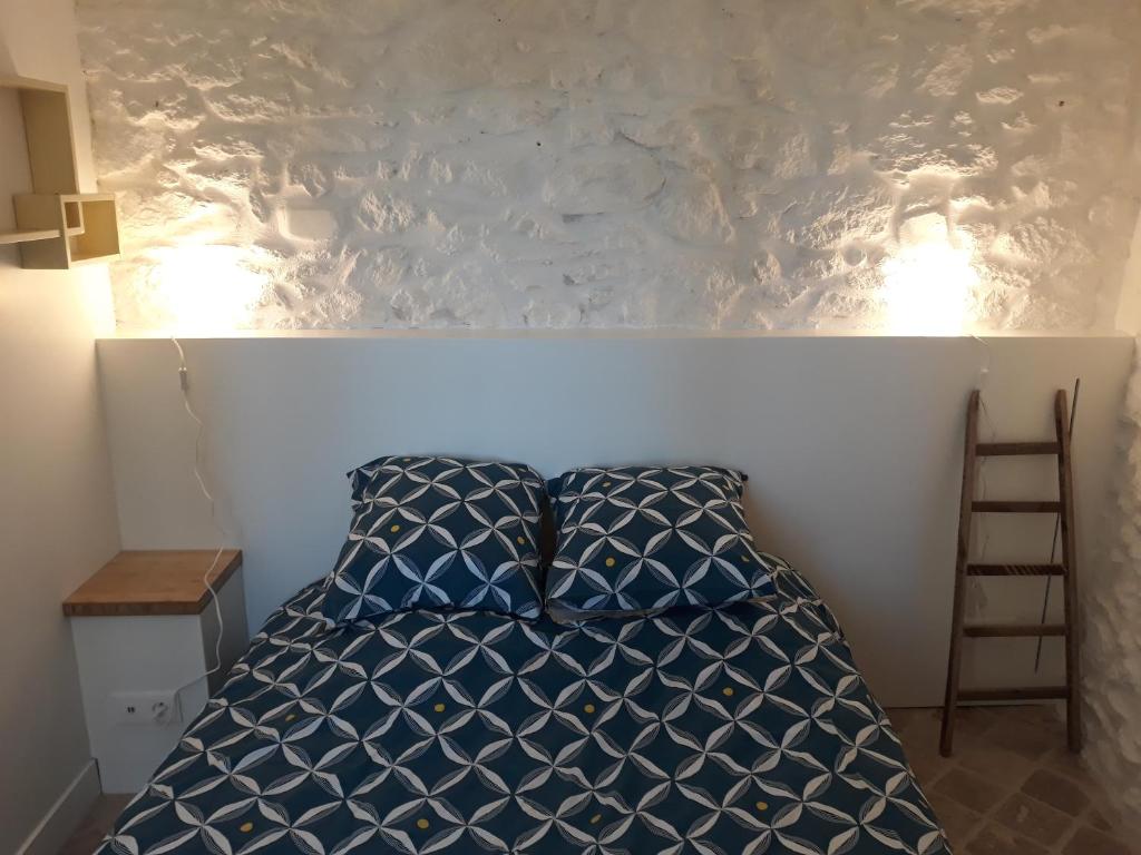 - un lit avec une couette bleue et blanche dans l'établissement Le Cap Solidor, à Saint-Malo