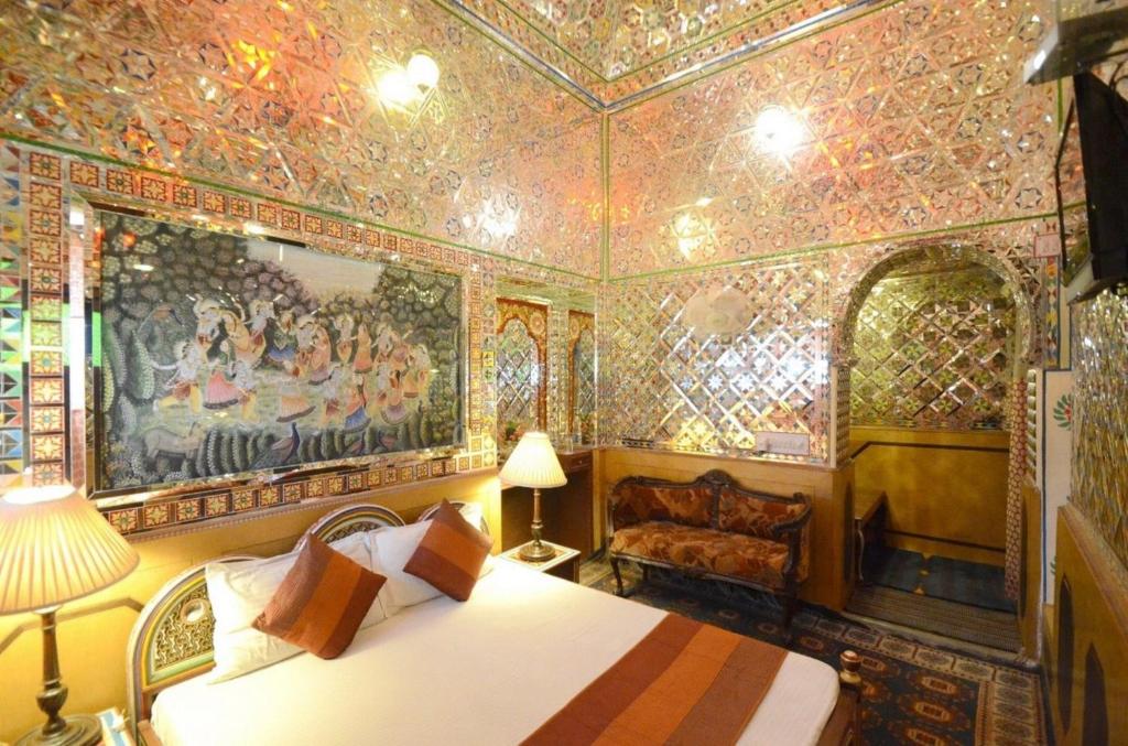 Postel nebo postele na pokoji v ubytování Hotel Heritage Mandawa