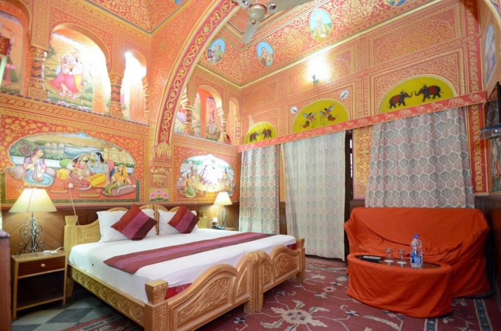 Postel nebo postele na pokoji v ubytování Hotel Heritage Mandawa