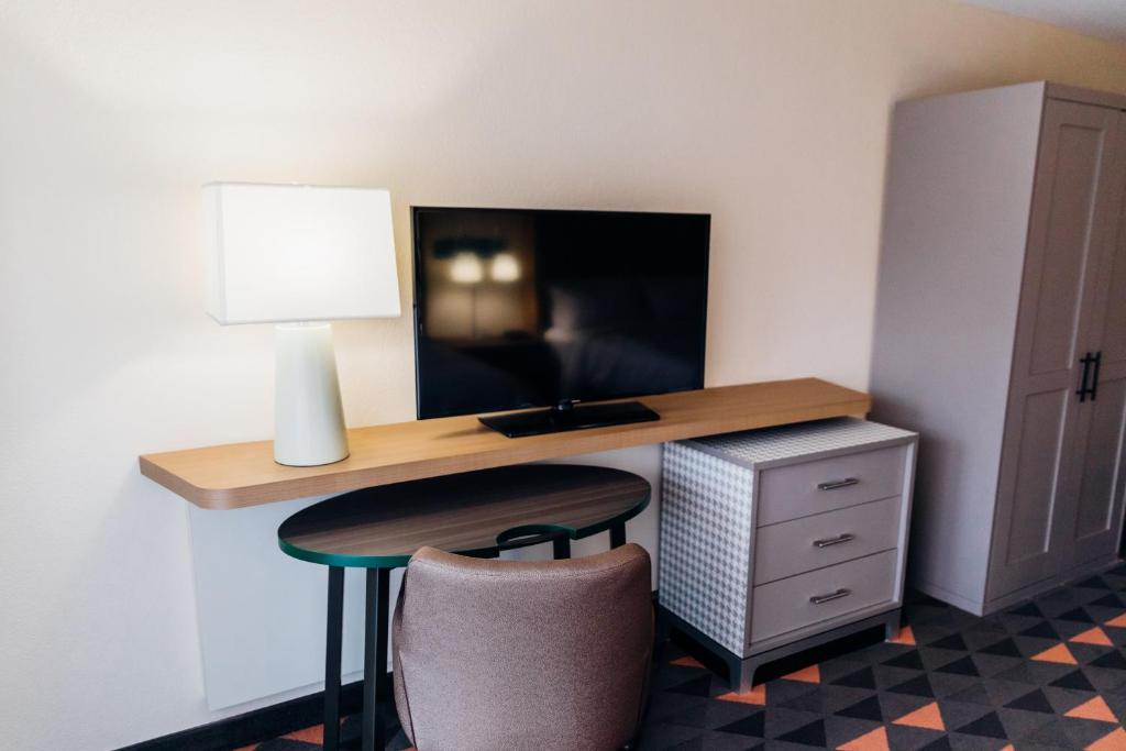 TV a/nebo společenská místnost v ubytování Holiday Inn Phoenix-Mesa Chandler by IHG