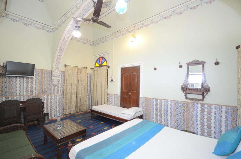 Postel nebo postele na pokoji v ubytování Hotel Heritage Mandawa