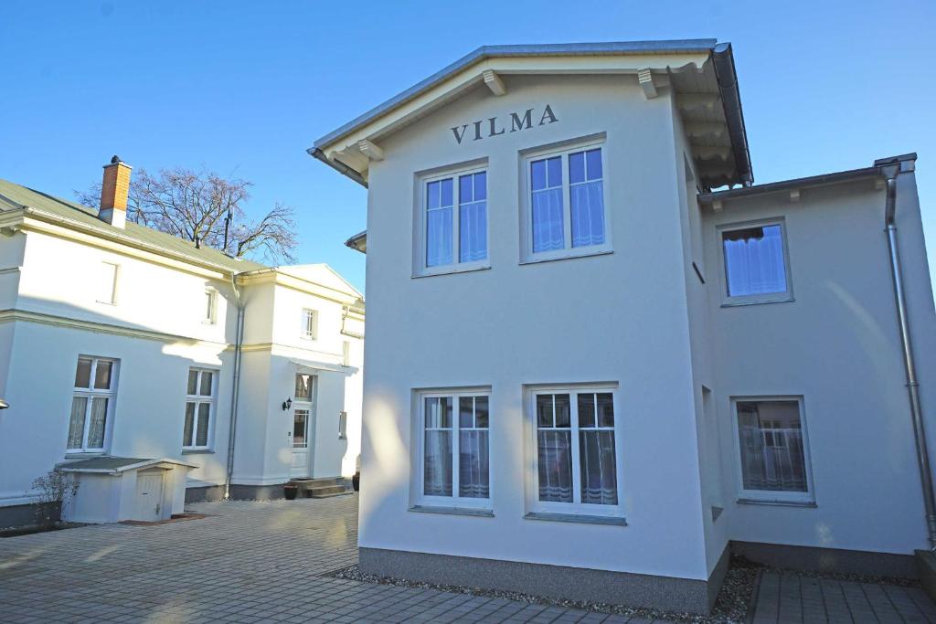een wit gebouw met het woord villa erop bij Haus Vilma in Ahlbeck
