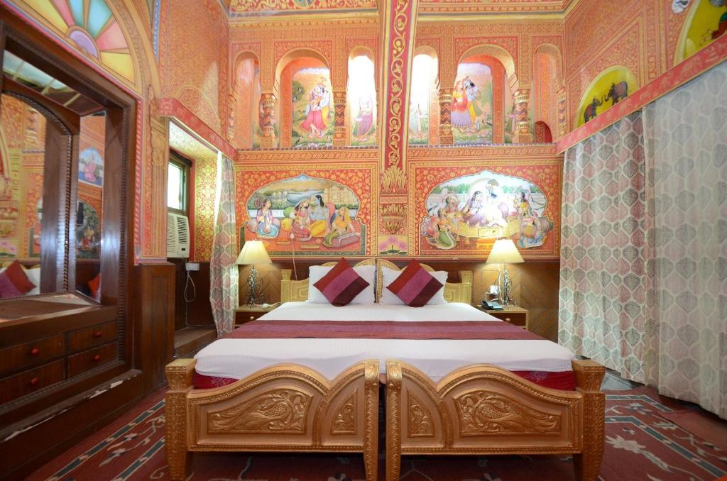 Postel nebo postele na pokoji v ubytování Hotel Heritage Mandawa