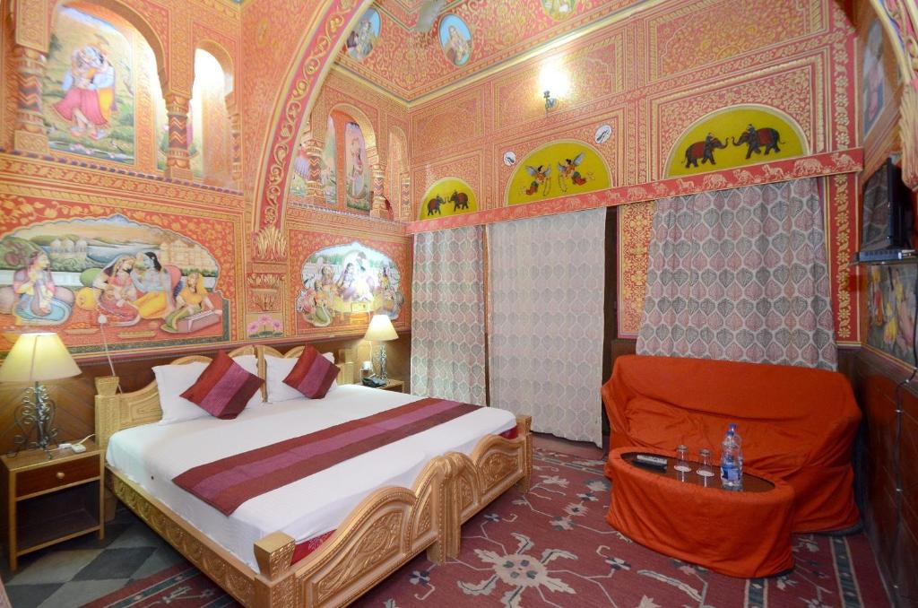 Postel nebo postele na pokoji v ubytování Hotel Heritage Mandawa