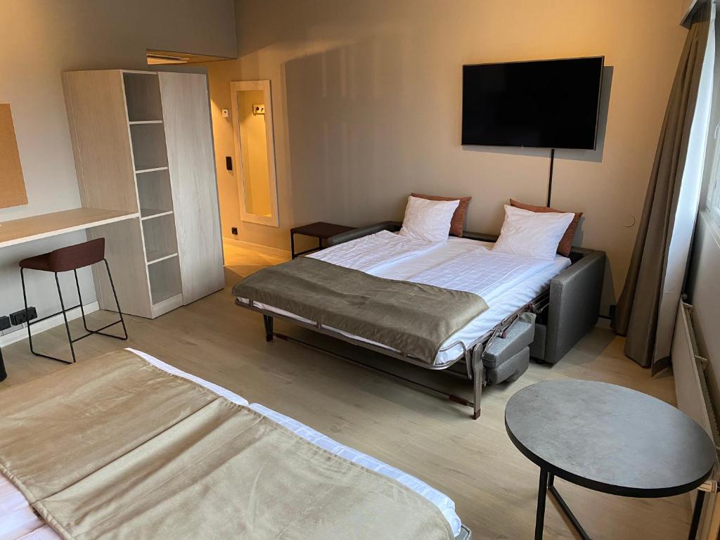 Skyline Airport Hotel - Standard Family Room With Kitchenette (4 Adults)
