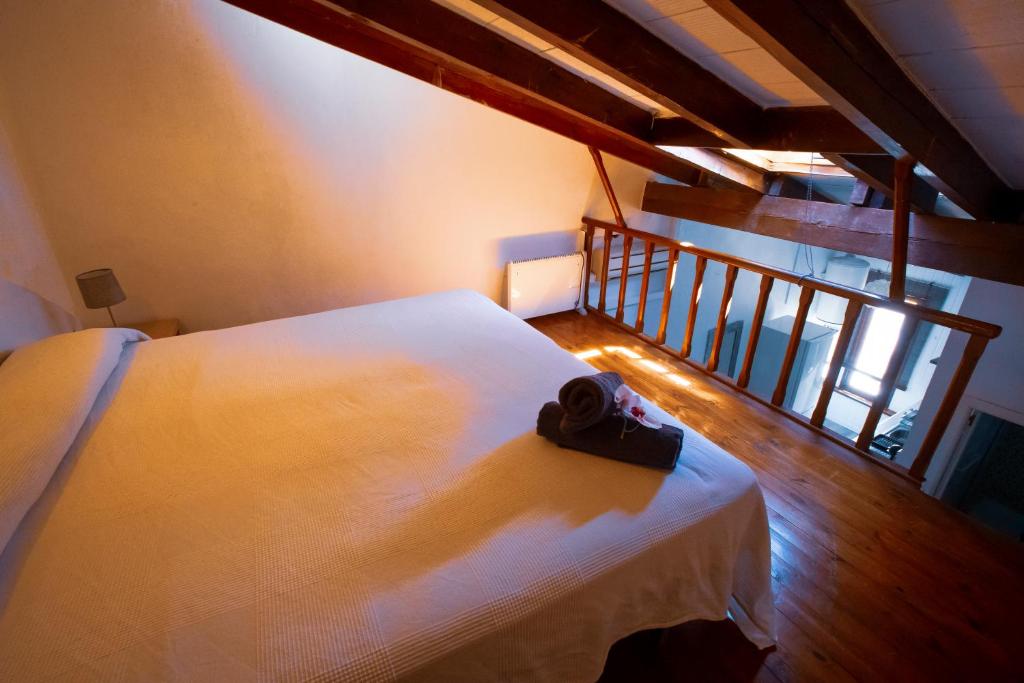 una camera da letto con un letto bianco e una telecamera di Apartamentos Casa Mya ad Altea