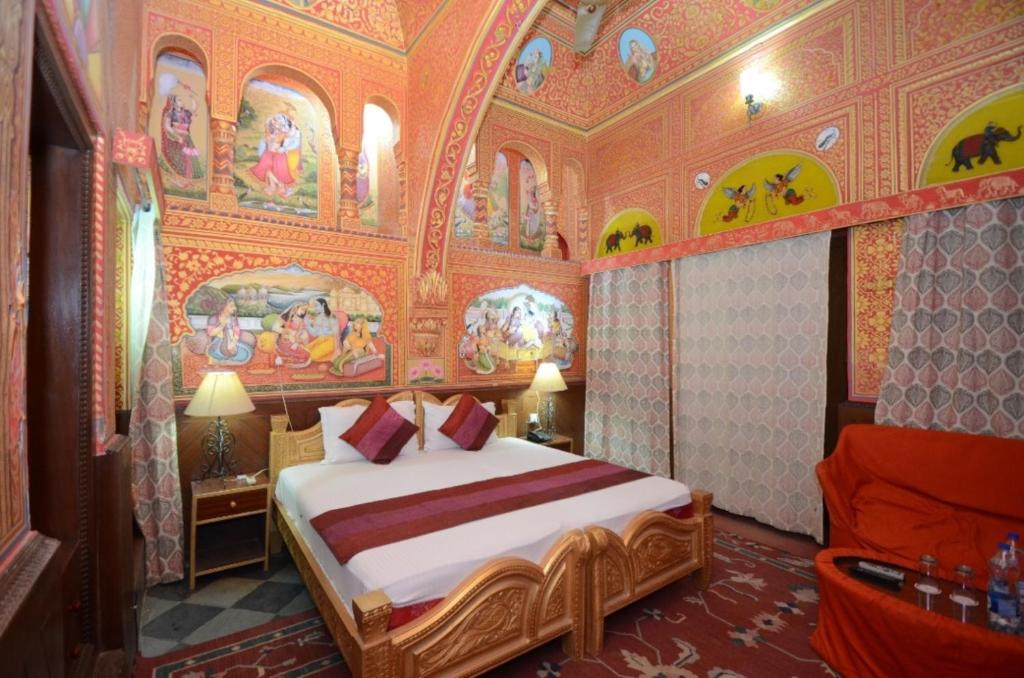 Postel nebo postele na pokoji v ubytování Hotel Heritage Mandawa