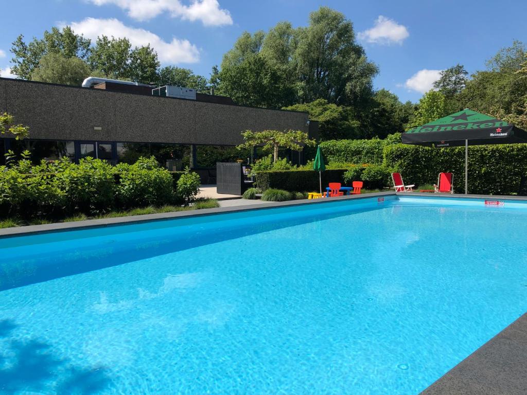 Bazén v ubytování Novotel Rotterdam - Schiedam nebo v jeho okolí