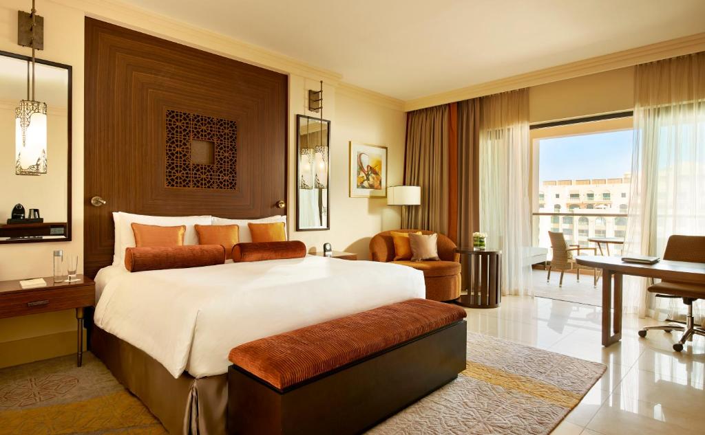 Fairmont The Palm - 盛大的家庭遗产室，有两个国王床和阳台